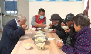 住保障房吃爱心餐 志愿服务情暖特困老人