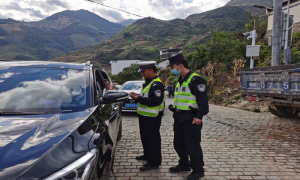 上江边境派出所联合上江交警中队打响冬季交通整治“第一枪”