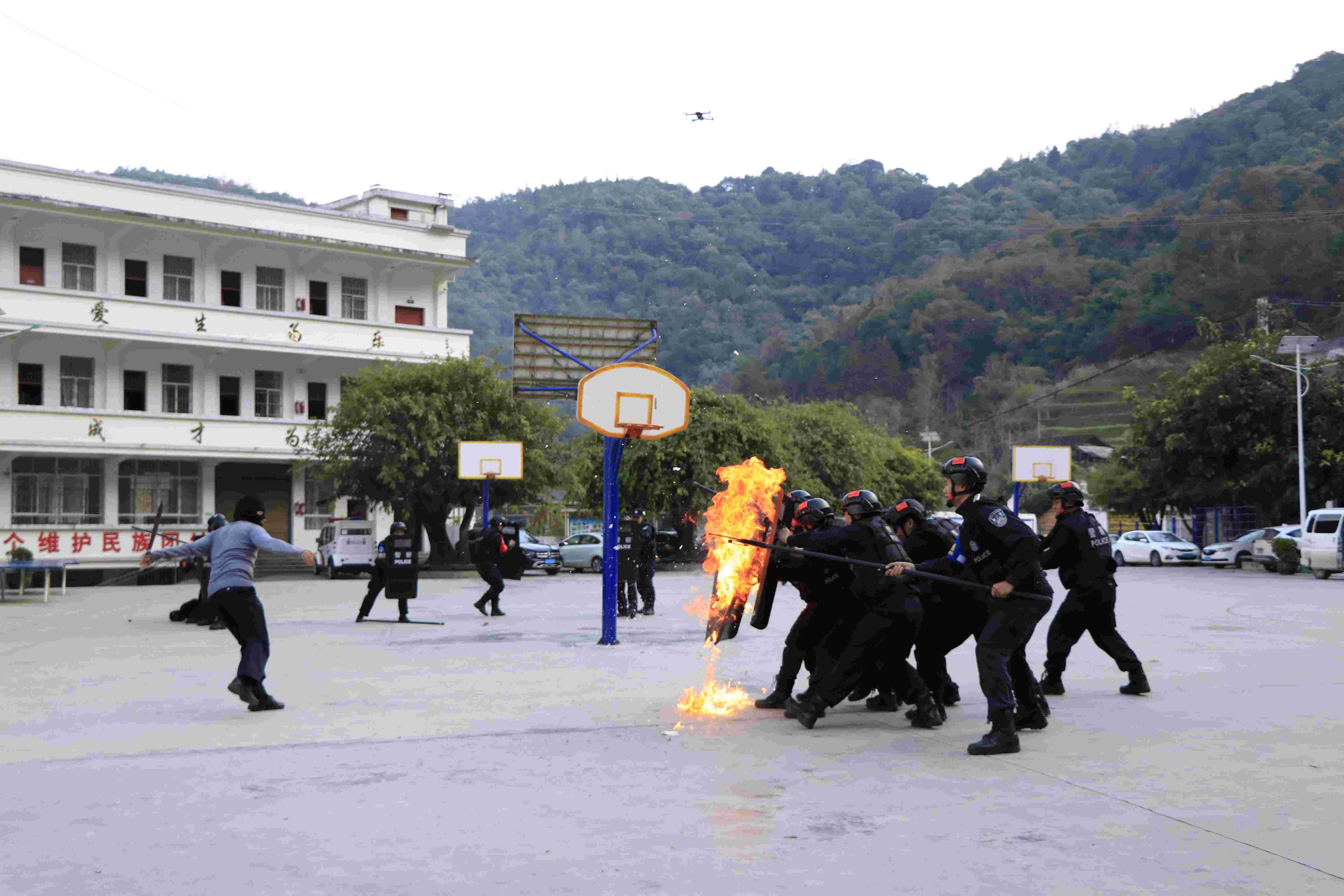 图3为坡脚站民辅警与歹徒对峙.jpg