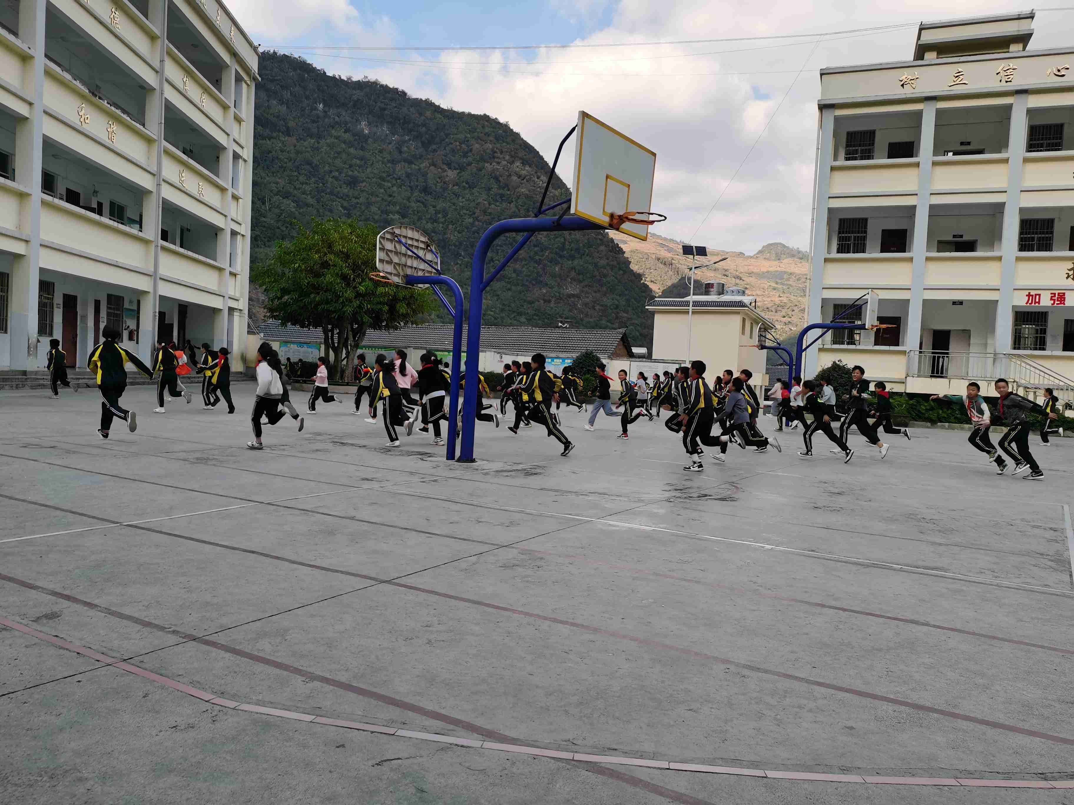 图6为学生跑回宿舍楼.jpg
