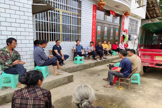 驻村工作队通过院坝会等多方式宣传讲解党的历史知识和乡村振兴项目.png