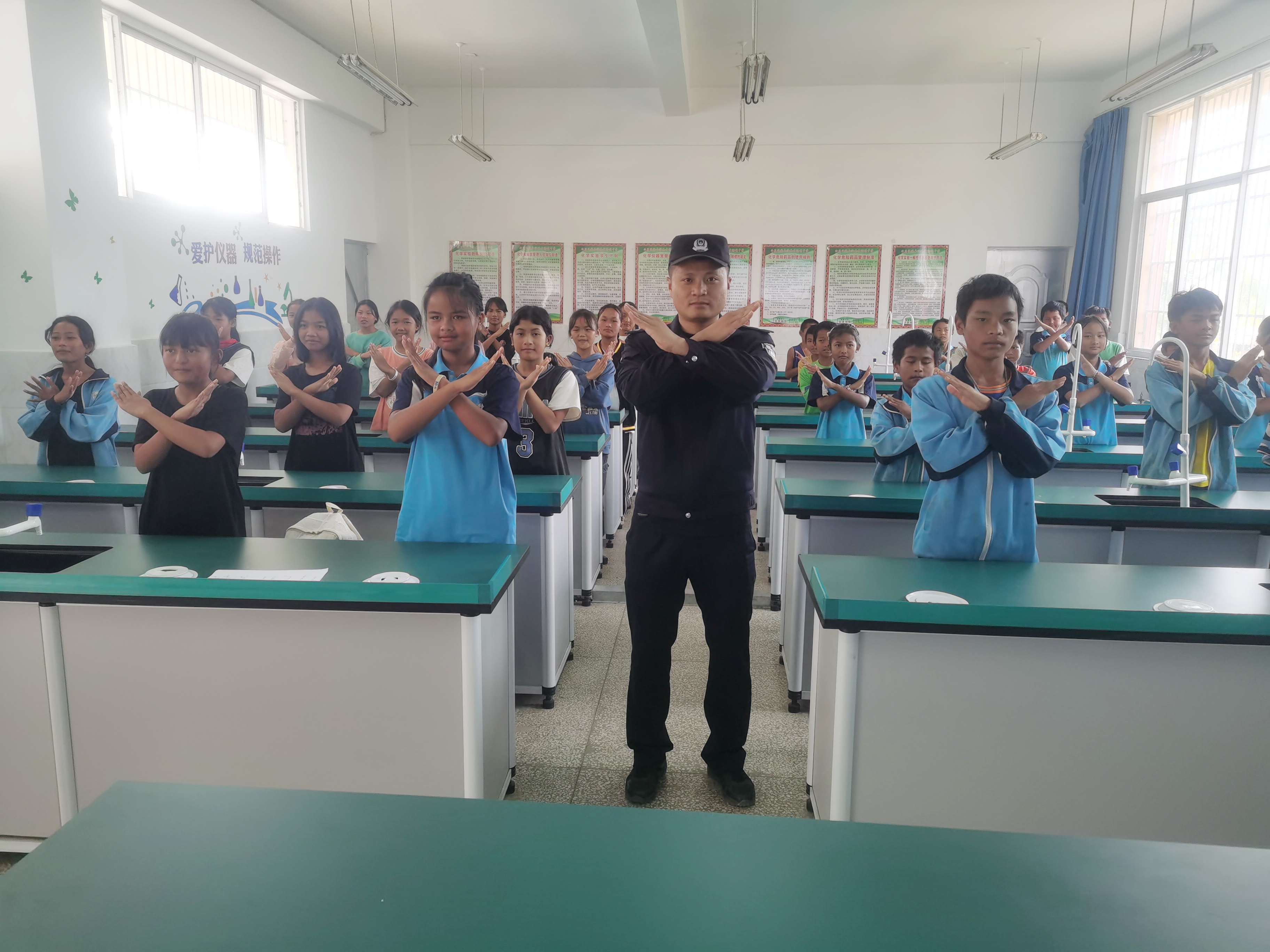 图为普洱边境管理支队民警为学生讲解校园欺凌相关知识2（王方勇摄）_exposure.jpg