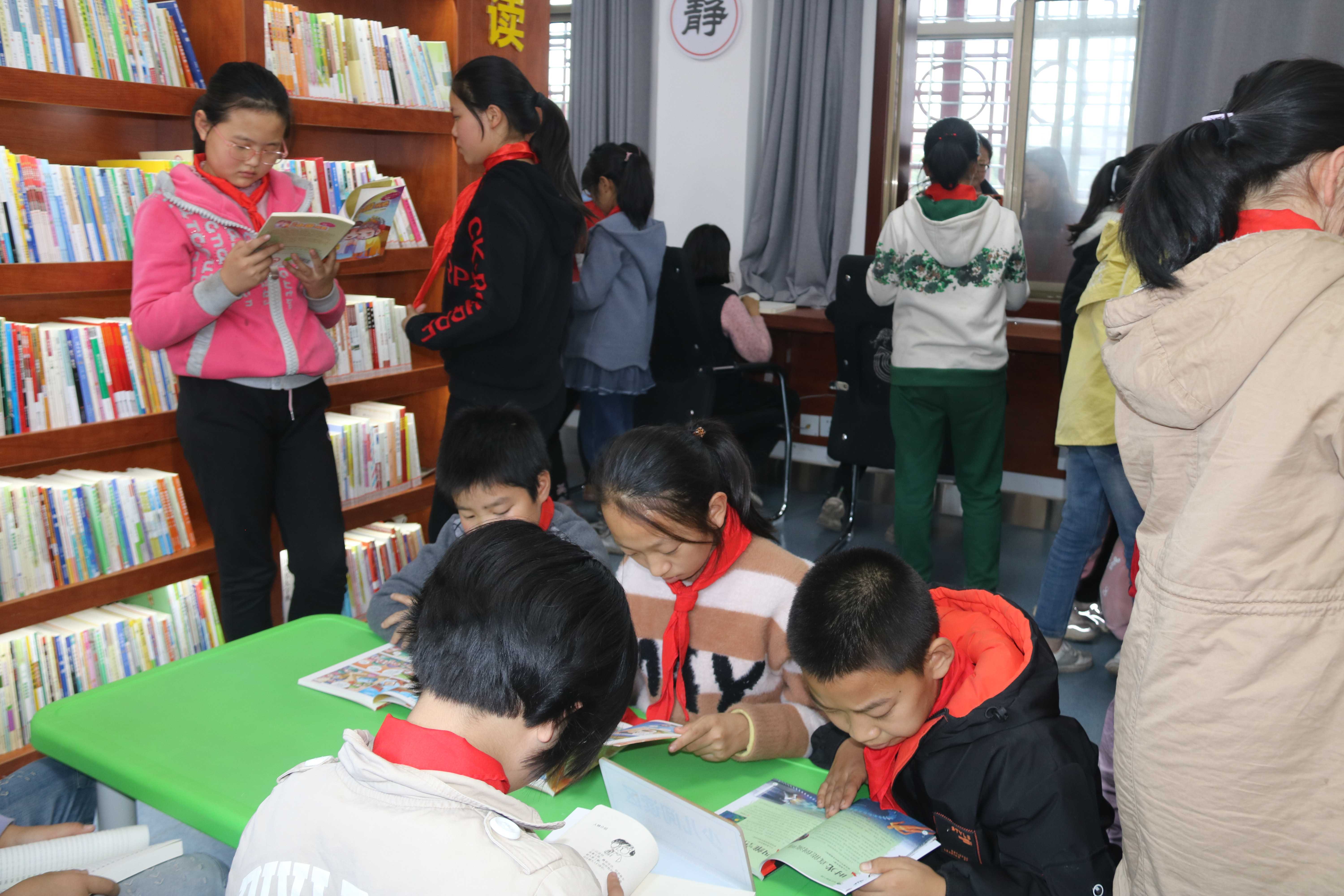 西峡县回车镇杜店村在农家书屋开展少年儿童读书活动  张晓东摄影.jpg