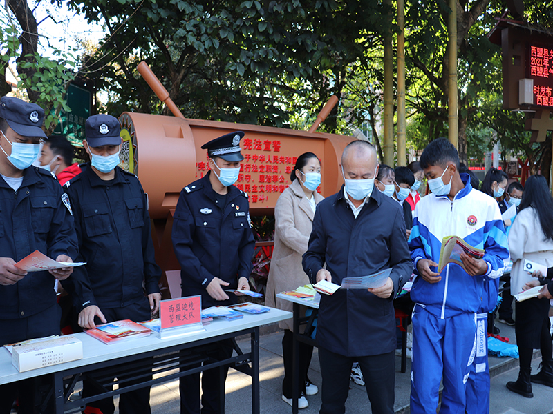 图为普洱边境管理支队民警开展宪法宣传 (1).jpg