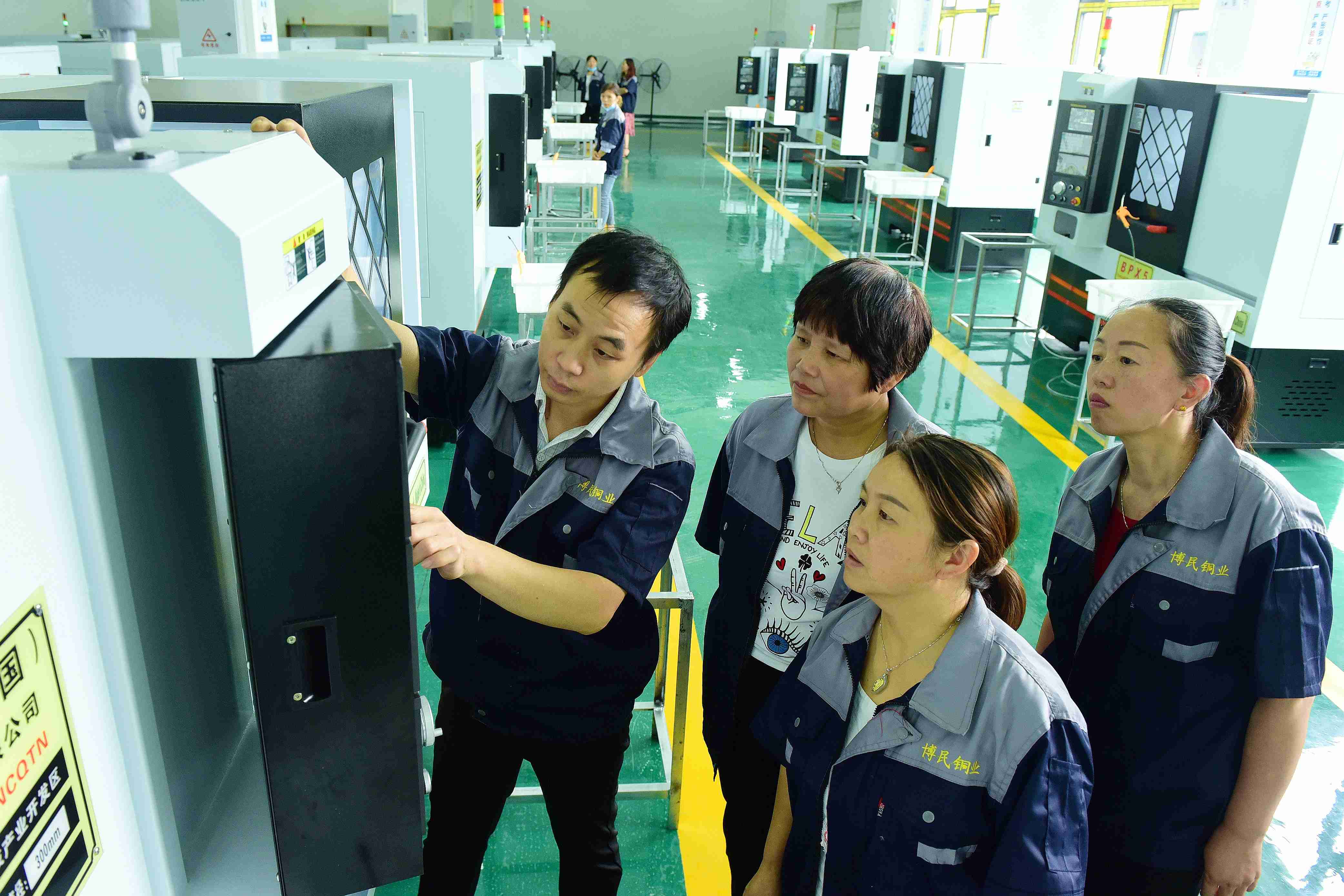 七里坪产业园内，恩施长源轴承制造有限公司员工正在进行岗前培训.jpg