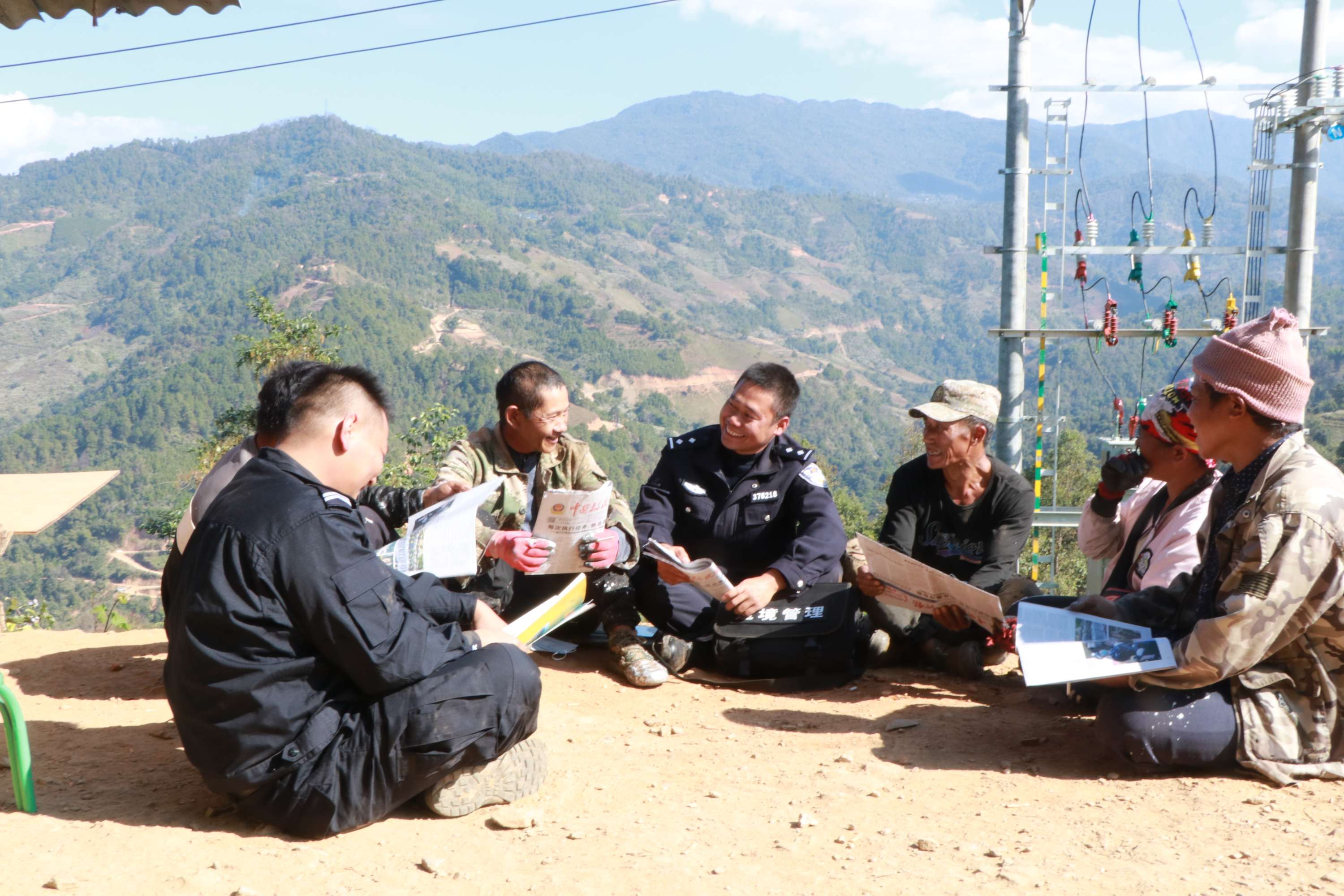 图为民警下乡开展宣传走访的照片.jpg 图为民警下乡开展宣传走访的照片.jpg