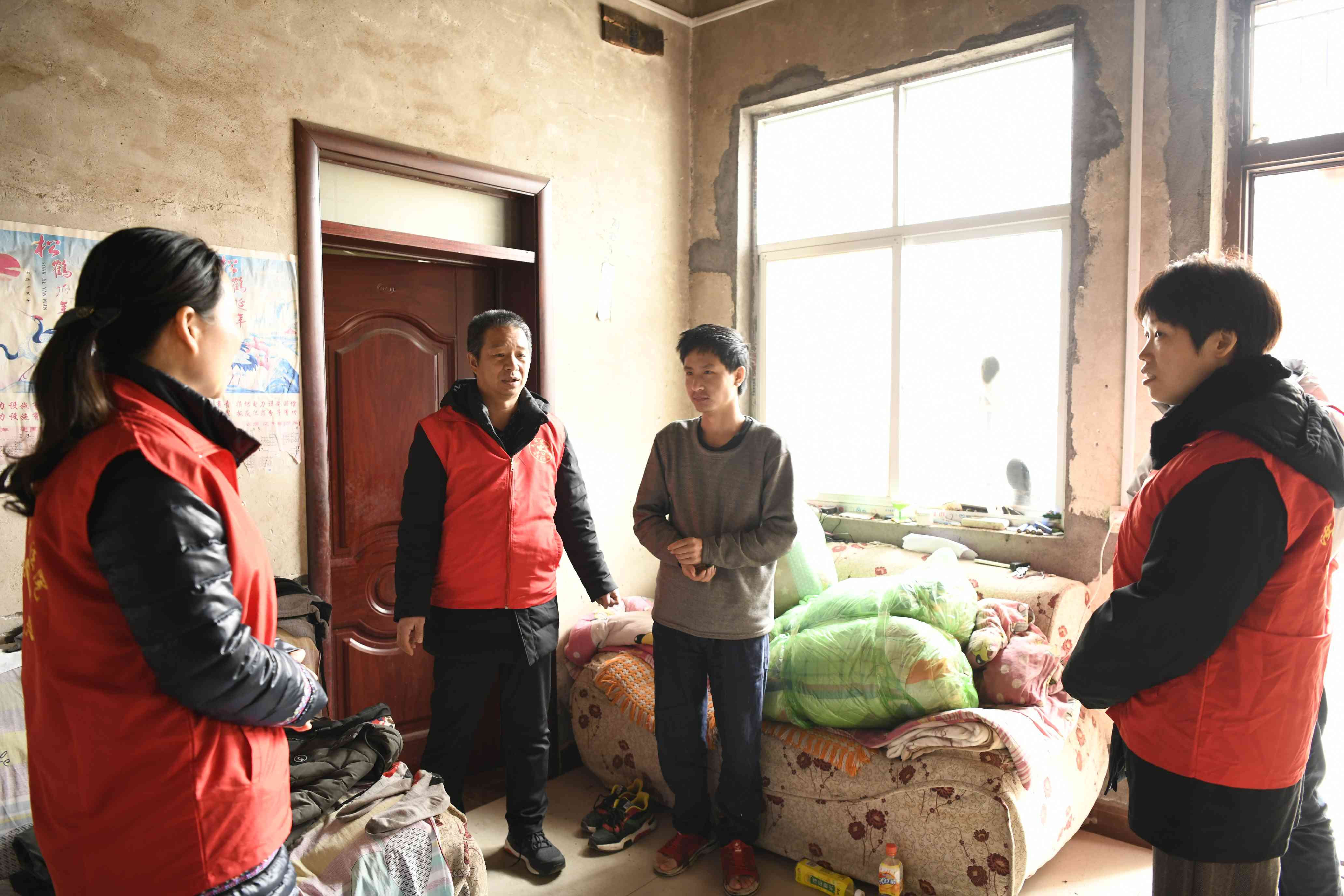 为陈大强送去生活物资.jpg