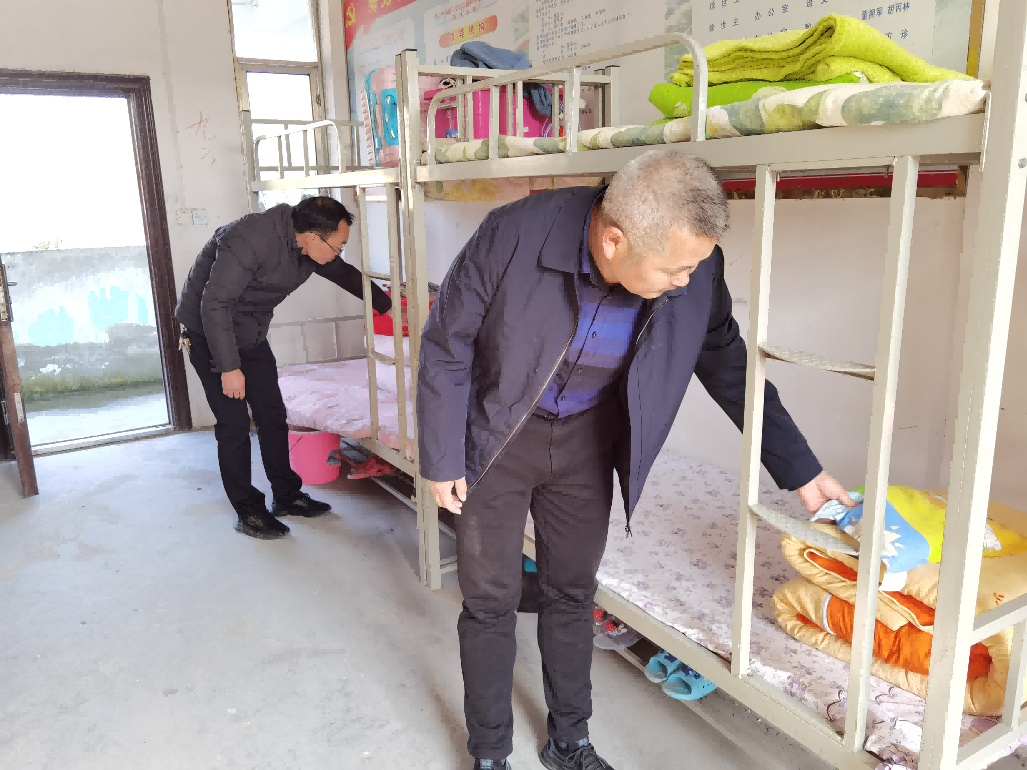 肖志勤老师检查学生宿舍卫生情况.png