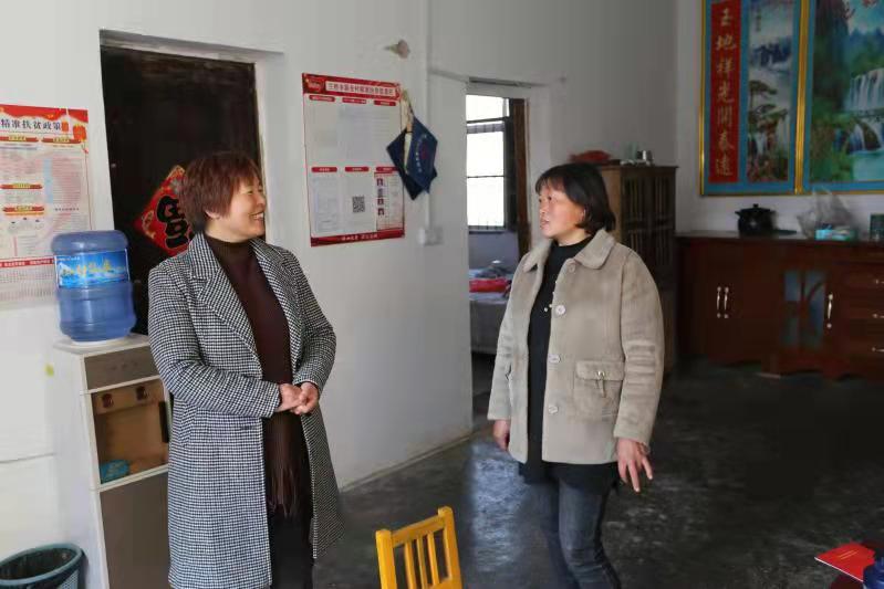 张成侠走访贫困户周国强一家.jpg