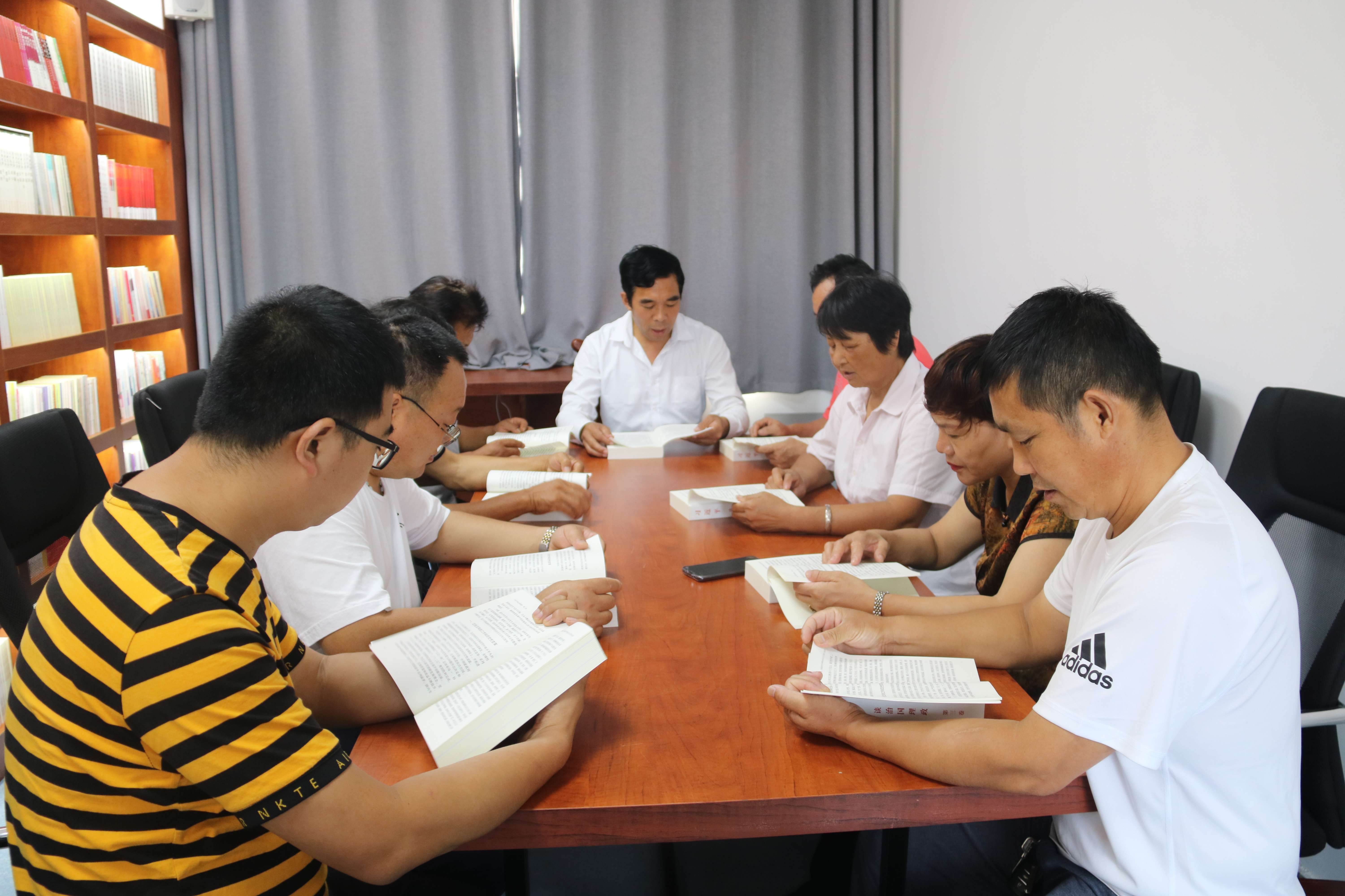 西峡县回车镇杜店村党员干部在农家书屋领学感悟政治类书籍  张晓东摄影.jpg