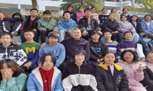 大别山下46岁白发校长扎根乡村教育27年