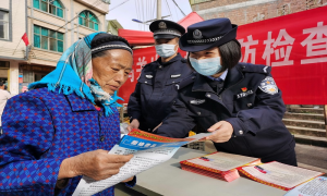 马关出入境边防检查站小坝子分站走进村寨开展国家宪法日宣传活动