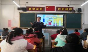 深圳出入境边防检查总站支教民警在三江县同乐乡二小组织开展消防安全演练