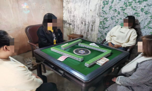 家中聚众赌博 民警一网打尽