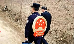 背着国徽去审判 巡回法庭解民忧