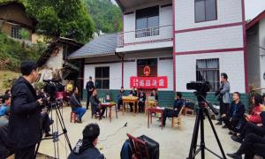 “背篓法庭”走进村民院坝