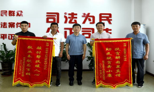 脱贫攻坚结深情 村民感谢送锦旗