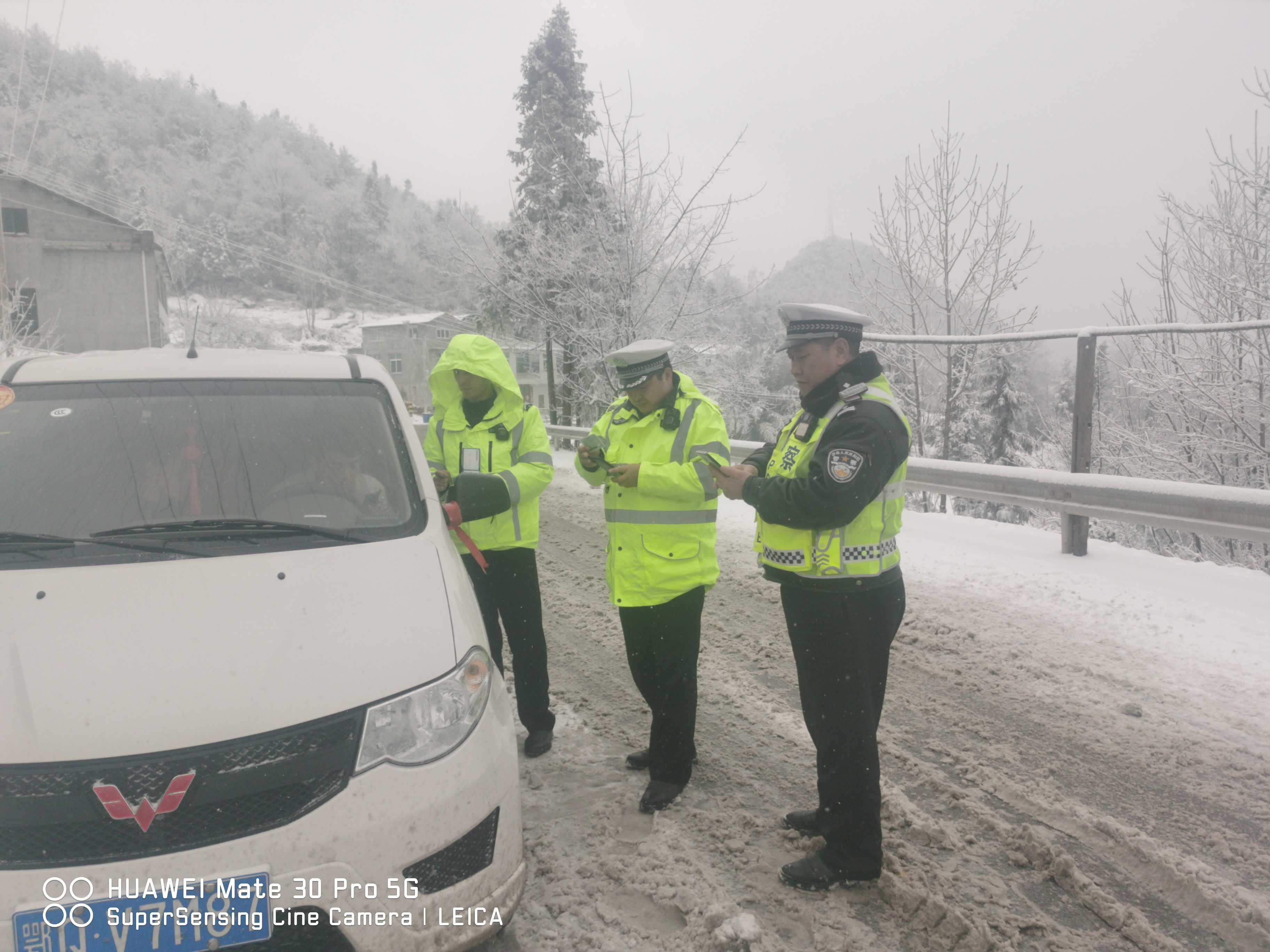 文泽阶雨雪天上路开展路检路查.jpg