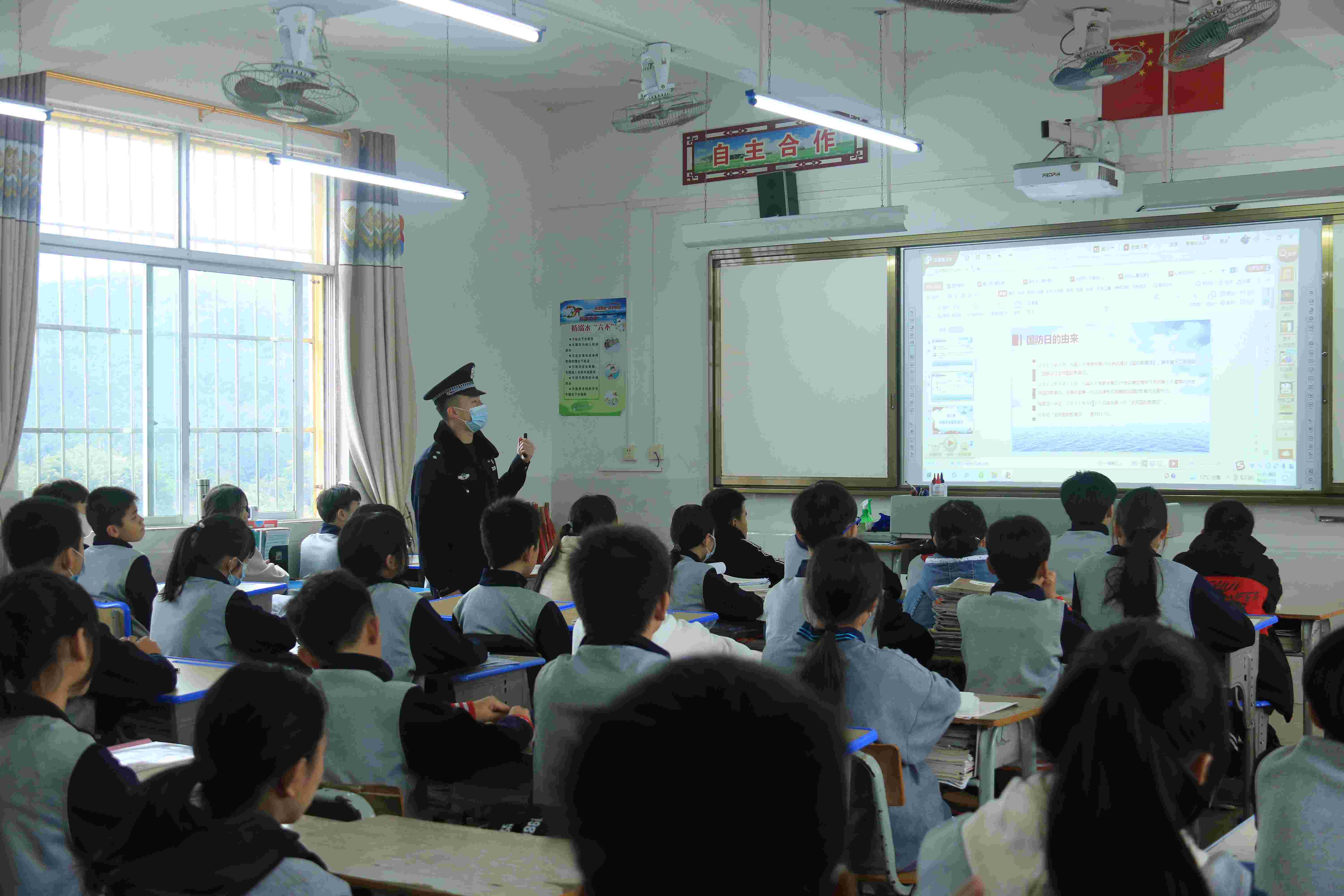 民警在给学生们讲述国防日的由来  陈喜摄.jpg