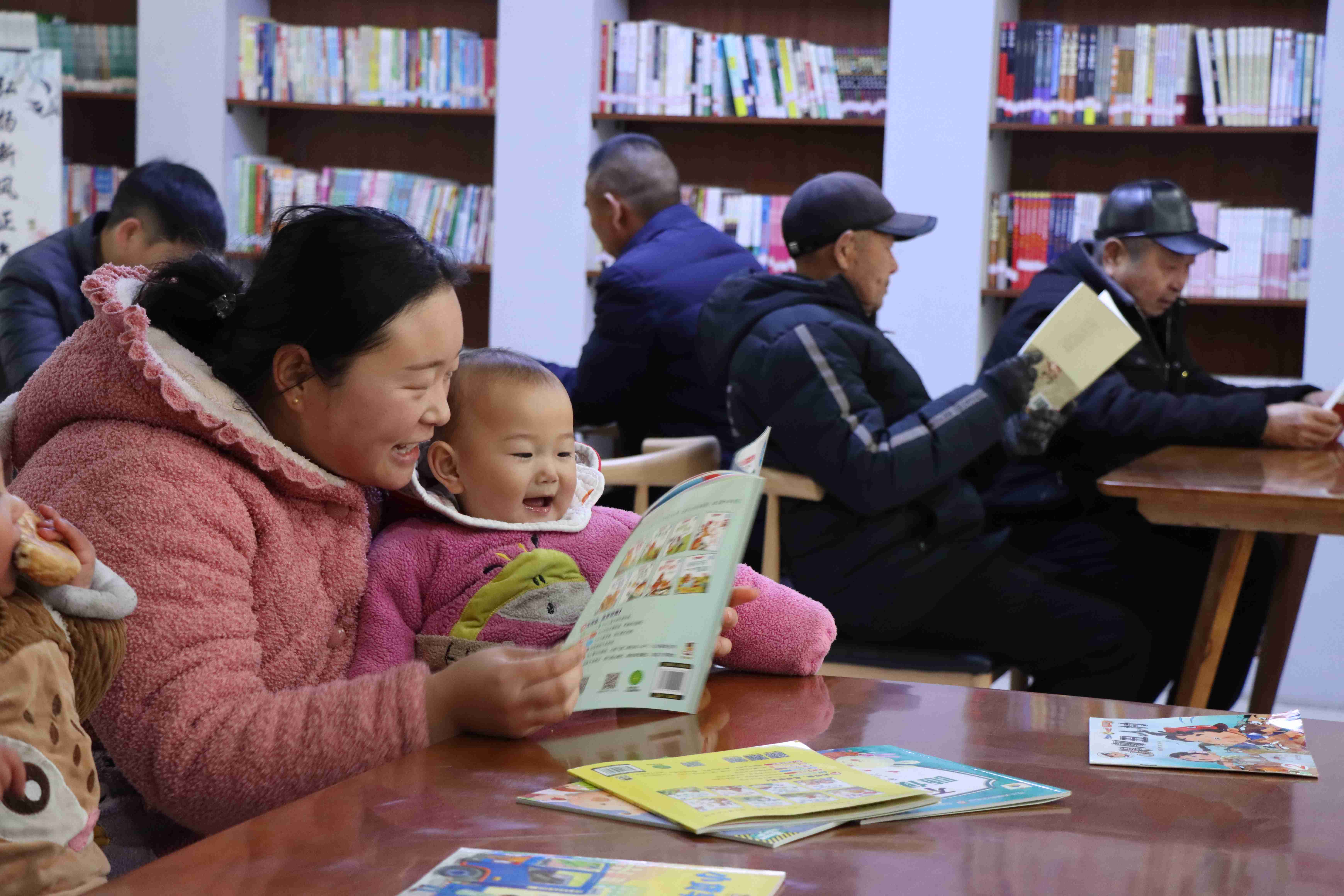 桐乡街道王庄社区农家书屋成为村民学习充电的好去处。.jpg