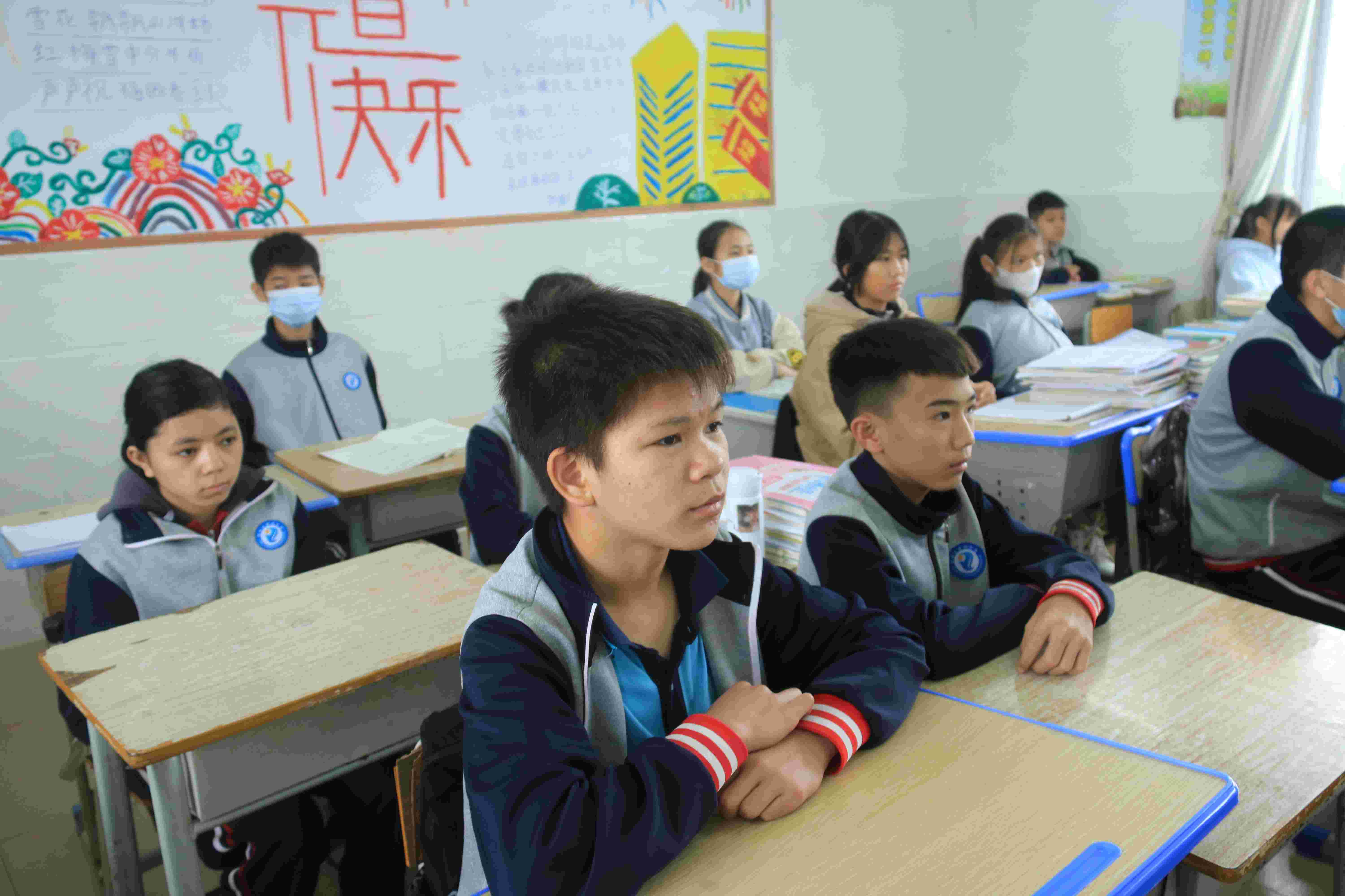 同学在认真学听讲  陈喜摄.jpg