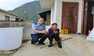 服务从一部相机一条白床单开始