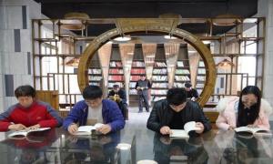 微山县渔民在农家书屋自学生态养殖