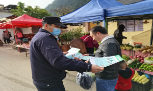 普拉底边境派出所常态化开展摆摊普法活动