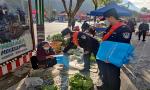 云南怒江上帕镇“地摊”式普法