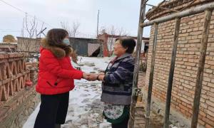 窝尔塔阿不都拉北村“访惠聚”工作队节前慰问“四老人员”