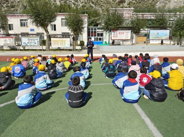 金东边境派出所民警开展爱国主义教育。杨子 摄.jpg