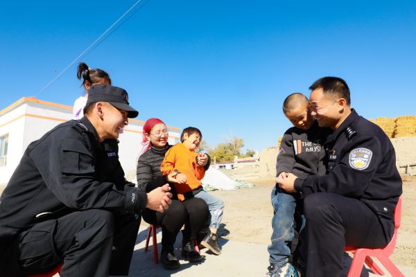 图五：李阳在牧民家中.jpg
