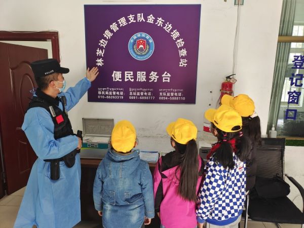 金东边境检查站民警为学生介绍便民服务台用途。扬子 摄.jpg