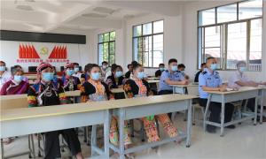 勐拉边境派出所民警与辖区群众共同观看党的二十大盛会