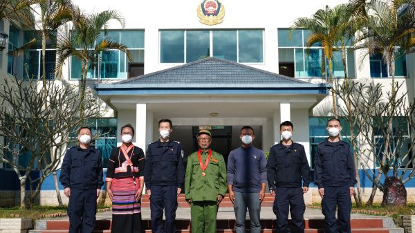 和老兵合影.jpg