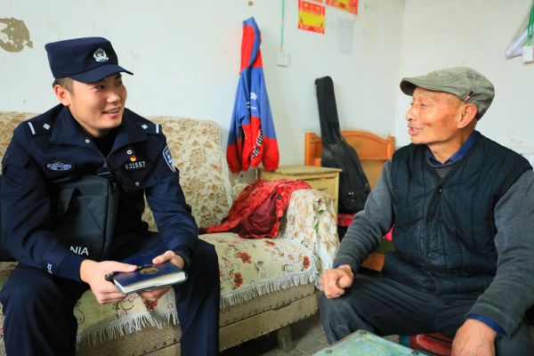 图2：民警吴卫东陪老人聊天.jpg