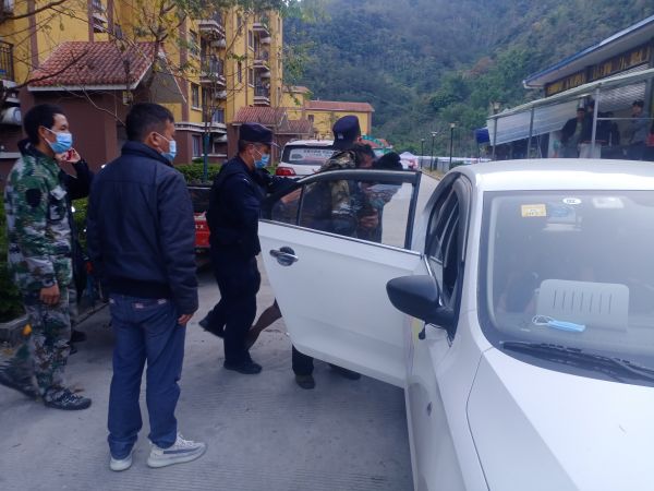 群众在家重病晕厥 民警入户挽救生命 (2).jpg