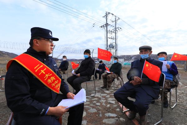图一:民警向牧民宣传党的二十大会议精神.jpg 图一:民警向牧民宣传党的二十大会议精神.jpg