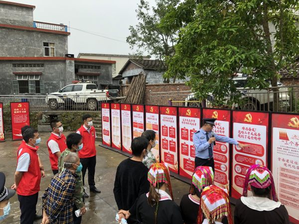 峒中边境派出所教导员沈勇宣讲党的二十大精神。李世传摄.jpg