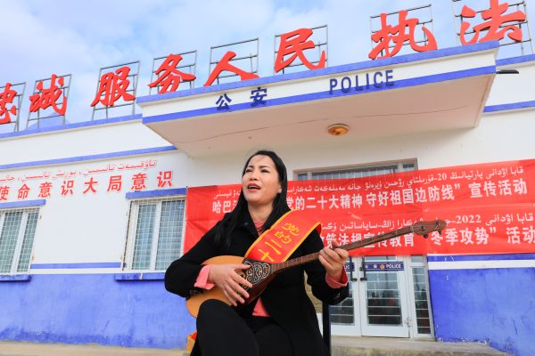 图四:文工团艺人弹唱歌颂党的二十大02.jpg 图四:文工团艺人弹唱歌颂党的二十大02.jpg