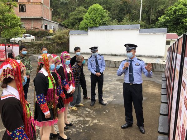 峒中边境派出所教导员沈勇宣讲党的二十大精神。 李世传摄.jpg