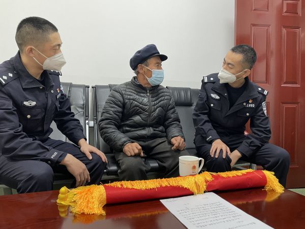 图二：群众为派出所民警送来锦旗.jpg