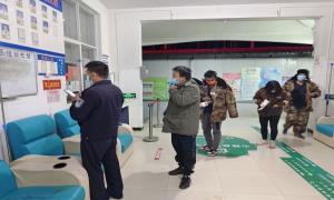 民警夜间暖心救助受伤群众