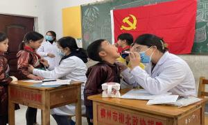 乡村振兴聚合力 关爱师生送健康