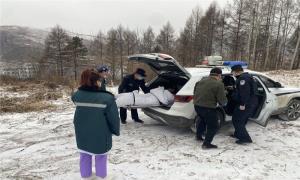 老人深山摔倒 民警暖心救援