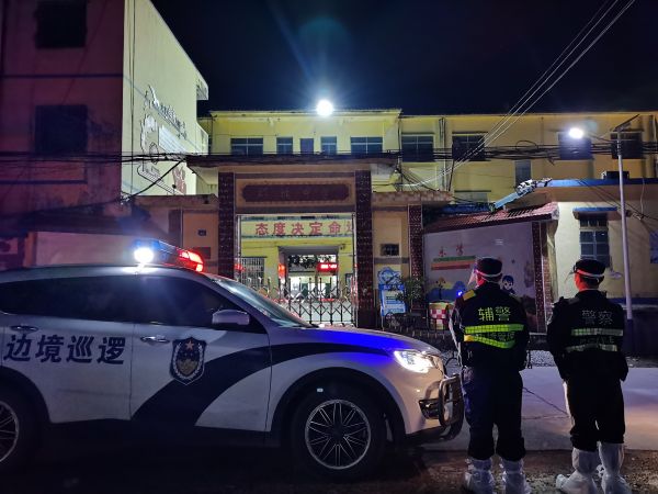 民警在校园周围开展夜间巡逻.jpg
