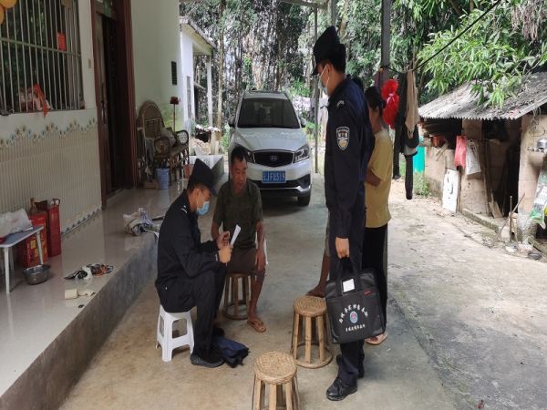 “小挎包”架起警民“连心桥”.jpg