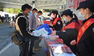 花桥坝边境检查站开展宪法宣传活动