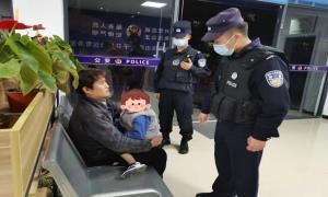满满安全感！萌娃走失真揪心，警民携手助其温暖回家！