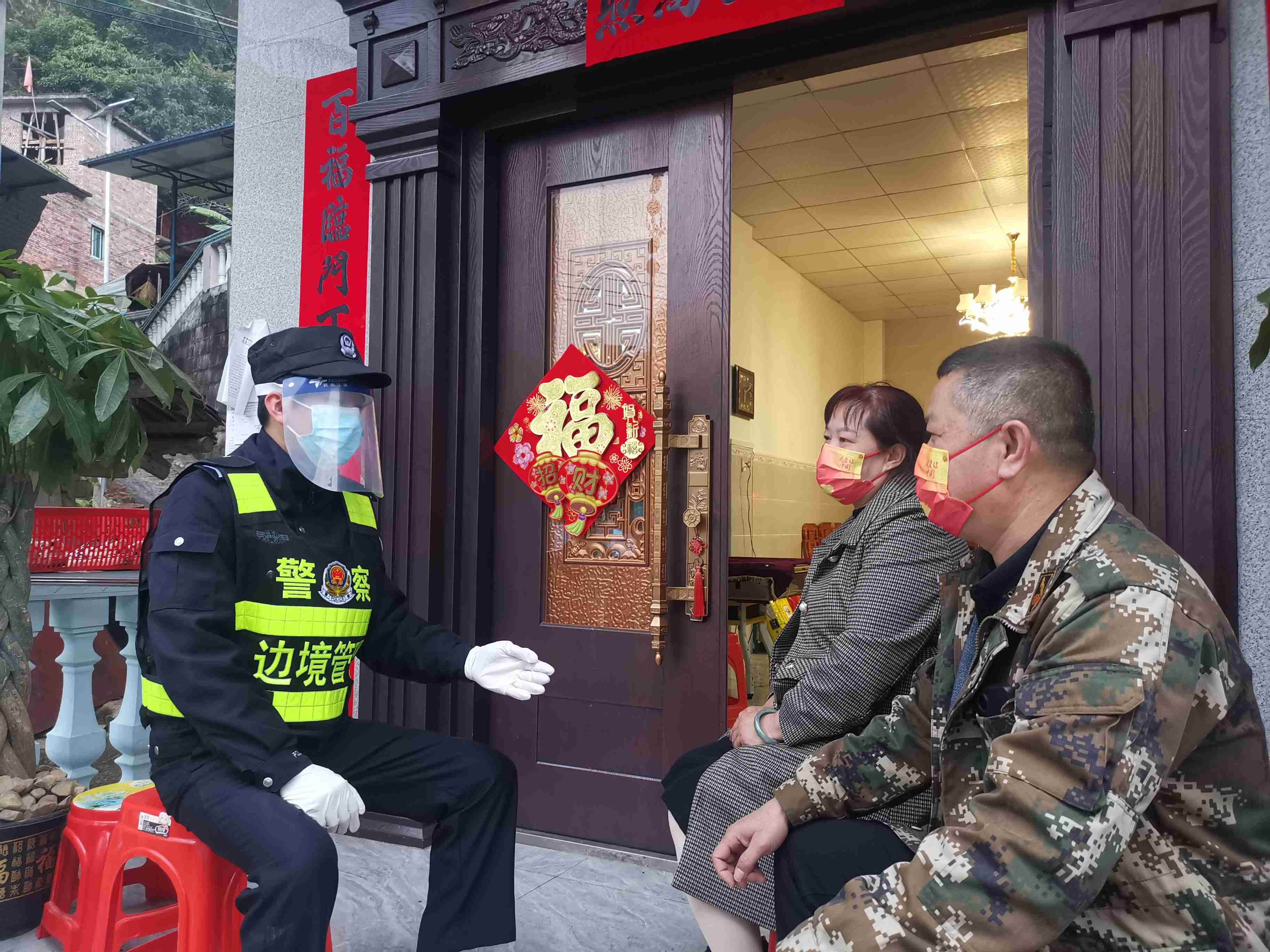 8:15-走访群众.jpg 8:15-走访群众.jpg